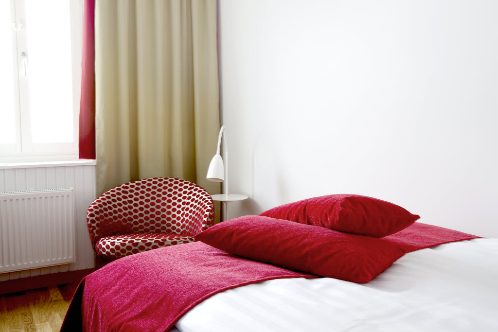 Copyright: : Jessica Lund, Studio Halsingegatan 39, 070 623 76 23, www.jessicalund.se Sjofartshotellet, room, pillows, standard plus, red